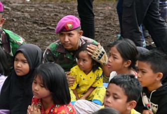 Tim Trauma Healing TNI AL bersama korban gempa Cianjur 