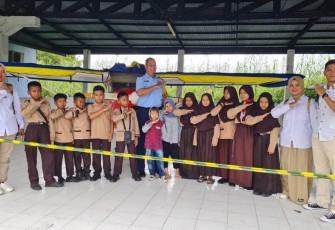 Foto bersama background pesawat terbang