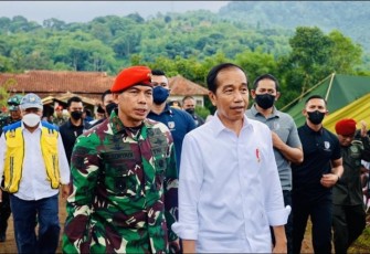 Wadanjen Kopassus Brigjen TNI Deddy Suryadi mendampingi presiden Jokowi di lokasi gempa bumi Cianjur 