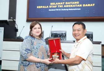 Kasad Jenderal TNI Dudung Abdurachman saat memberikan cenderamata kepada Eka Trisny Edyanti Nurdin cucu Jenderal Besar A.H. Nasution
