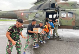 Bantuan kemanusiaan Lanud Husein Sastranegara untuk korban gempa Cianjur saat diangkut dengan helikopter SA 330 Puma dari Lanud Atang Sendjaja Bogor
