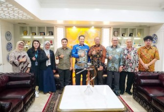 Bambang Soesatyo foto bersama dengan CEO dan Owner Greatedu Ade Irma Setya Negara dan Andi Rahmat serta Rektor UT Prof Ojat Darodjatdi