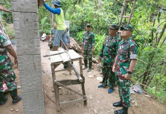 Dandim 0801/Pacitan Letkol Inf Roliyanto saat pengecekan RLTH program Kasad di dusun Sinoman desa Jatimalang Kecamatan Arjosari. Senin (28/11)