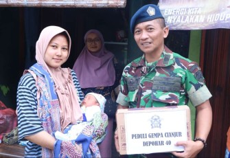 Dansatgas Koharmatau Peduli Gempa Letkol Sus M Deni Abdullah saat memberikan bantuan. Selasa (29/11)