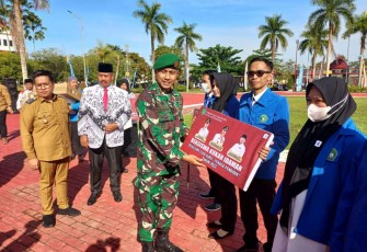 Dandim 0906/Kkr Letkol Inf Jeffry Satria saat penyerahan penghargaan 