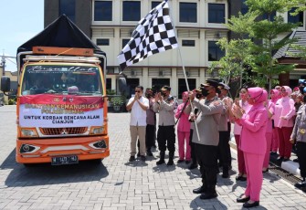 Kapolres Demak AKBP Budi Adhy Buono saat melepas bantuan korban gempa Cianjur di Mapolres Demak, Selasa (29/11)