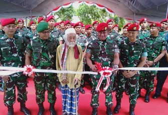 Danjen Kopassus Mayjen TNI Iwan Setiawan saat meresmikan Masjid Al Aziz di Batalyon 12 Group 1 Kopassus Serang Banten. Rabu (30/11)