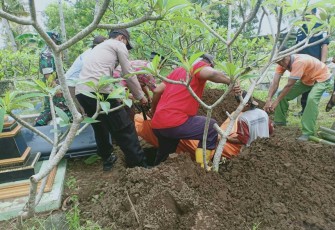 Pemakaman mayat perempuan tanpa identitas 