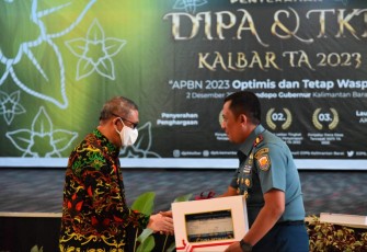 Wadan Lantamal XII Kolonel Marinir Budiarso bersama Gubernur Kalbar H Sutarmidji