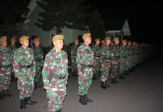 Prajurit Menarmed 2 Kostrad membacakan ikrar HUT Armed ke-77. Kamis (1/12/)