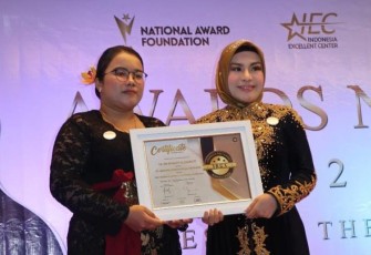 Direktur PT. MUSAFIR International Indonesia Hj. Sri Jayanti Alqadri, S.T saat menerima penghargaan sebagai Best Choice In Umroh and Haji Travel Awards 2022