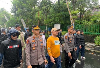 Kapolres Batu AKBP Oskar Syamsuddin saat kawal aksi solidaritas Aremania. Minggu (4/12)