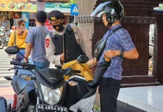 Pemeriksaan pengunjung Mako Polres Blitar Kota, Rabu (7/12)