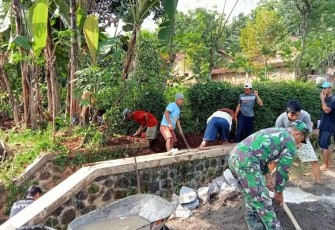 Karya bakti bersihkan lingkungan 