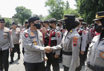 Kapolda Jateng Irjen Pol Ahmad Luthfi saat menyalami anggotanya usai apel bendera. Senin (12/12)