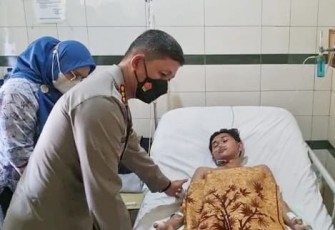 Kapolrestabes Medan Kombes Valentino Alfa Tatareda saat mengunjungi korban perampokan di RS Sembiring Medan, Senin (12/12)