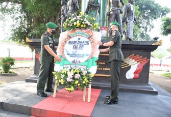 Dandim 0802/Ponorogo Letkol Inf Hirta Juni Adriansyah saat meletakkan karangan bunga di TMP