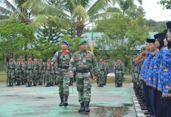 Danrem 181/PVT Brigjen TNI Wawan Erawan saat pengecekan pasukan jelang upacara bendera Hari Juang TNI AD Ke-77 