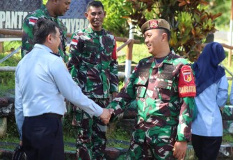 Dansatgas Yonarmed 19/105 Trk Bogani Letkol Arm Edi Yulian Budiargo saat menerima kunjungan Kepala Kantor Imigrasi Sanggau