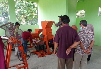 Pelatihan pengelolaan bank sampah di desa Bonang