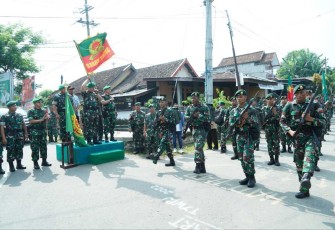 Pangdiv 2 Kostrad Mayjen TNI Syafrial saat melepas Mayjen TNI Syafrial saat melepas Pleton Beranting  Yudha Wastu Pramuka Jaya TA 2022 di Mojokerto, Minggu (18/12) 