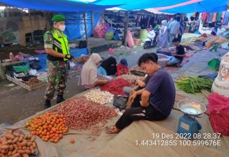 Sertu Yendrizal pantau harga sembako di pasar tradisional 
