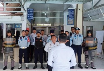 Kalapas Kelas III Suliki pimpin Apel Siaga dalam rangka persiapan Perayaan Natal Tahun 2022 bersama warga binaan.