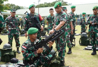 Danrem 032/Wbr Brigjen TNI Purmanto saat inspeksi satgas operasi Yonif 133/YS, Selasa (20/12)
