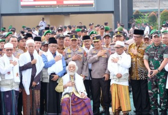Kapolda Banten Irjen Pol Prof Dr Rudy Heriyanto bersama ulama kamtibmas, Rabu (21/12)