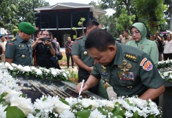 Kasad Jenderal TNI Dudung Abdurachman saat meresmikan museum Jayakarta Kodam Jaya, Rabu (21/12)
