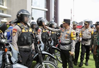 Kapolda Jateng Irjen Pol Ahmad Luthfi saat pengecekan personil Operasi Lilin Candi 2022