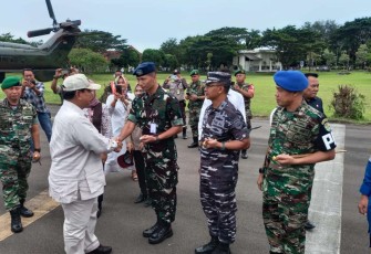 Danlanud Sugiri Sukani Letkol Pnb Supardo Butarbutar saat menyambut Menhan Prabowo Subianto di Bumi Patra Pertamina desa Pemandangan, Jum'at (23/12) 