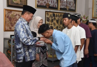 Dankoharmatau Marsda TNI Bambang Triono saat memberikan santunan anak yatim