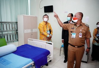 Pj Bupati Pati meninjau ruangan yang ada di RSUD RAA  Soewondo 