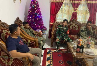 Silaturahmi dengan tokoh masyarakat di perbatasan 