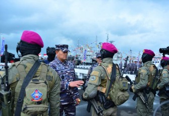Panglima TNI Laksamana Yudo Margono saat inspeksi pasukan dalam tradisi Admiral Inspection 