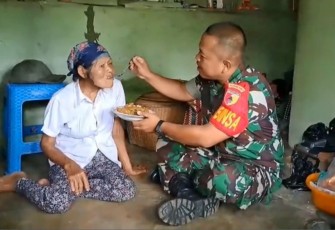 Serda Suwardi menyuapi Mbah Parmi
