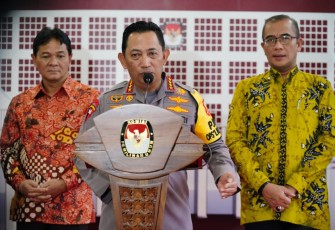 Kapolri Jenderal Listyo Sigit Prabowo saat memberikan keterangan pers usai penandatanganan MoU dengan KPU di Jakarta, Kamis (29/12)