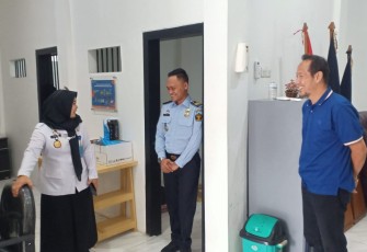 Kadiv Administrasi Yusfini saat memberikan motivasi kinerja