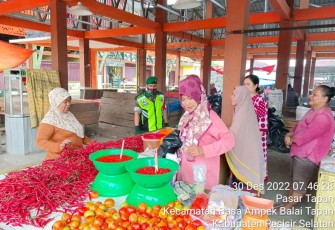 Sertu Zeldi Irwadi saat komsos bersama pedagang cabe di pasar tradisional 