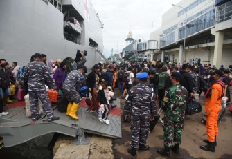 KRI dr. Soeharso-990 angkut masyarakat dan logistik dari pulau Bawean, Kabupaten Gresik ke Surabaya, Sabtu (31/12)