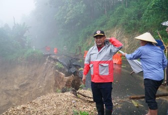 Pj Bupati Pati meninjau tanah longsor di wilayah Kecamatan Kayen