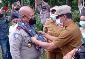 Wakil Wali Kota Bitung, Hengky Hinandar saat menyambut Dirkamsel Korlantas Polri, Brijen Pol. Prof. Dr. Chryshnanda Dwilaksana, M.Si