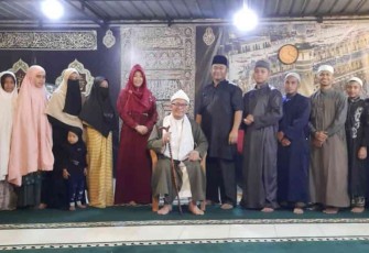 Usai salat id foto bersama pengurus ponpes Assairun. Senin (02/03/2022)