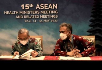 Sekjen Kemenkes RI (kiri) tandatangani kerja sama hibah dengan WHO di Hotel Conrad Bali. Sabtu (14/05/2022)