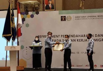 Tejo Harwanto saat menerima piagam predikat Terbaik I Kinerja Pelaksanaan Anggaran