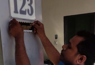 Penempelan stiker hotline di wilayah Polsek Mariso
