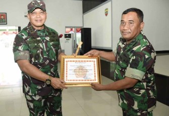 Mayor Arh Keles Sinaga saat menerima penghargaan dari Danrem 023/KS