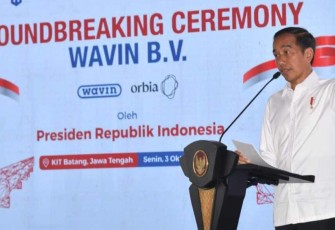 Presiden Joko Widodo menyampaikan sambutan dalam acara peletakan batu pertama atau groundbreaking pabrik PT Wavin Manufacturing Indonesia di Kawasan Industri Terpadu Batang (KITB), Kabupaten Batang, Provinsi Jawa Tengah, Senin (3/10)