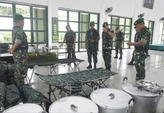 Danrem 142/Tatag Brigjen TNI Farouk Pakar saat pengecekan kesiapan alat penanganan bencana